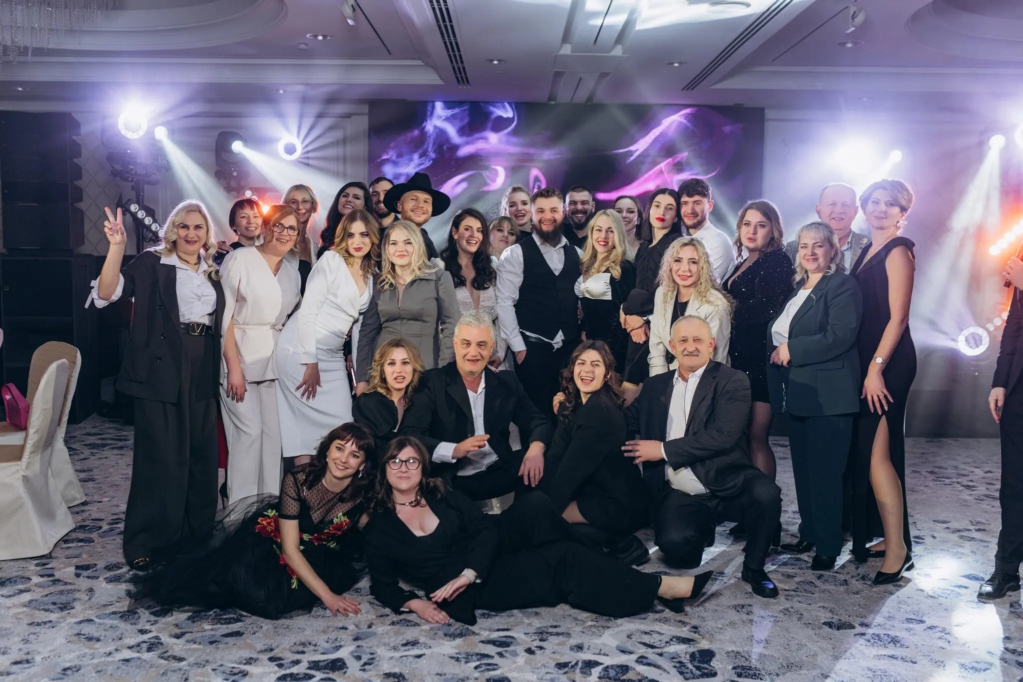 Гості позували з парою під час прийому в Hyatt. Нагадуванням про війну, що триває, стала атака безпілотників та авіаційна тривога під час святкування.
